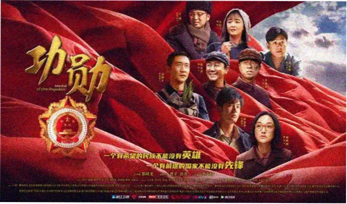 摊开的活页夹与三张房卡并排放置
